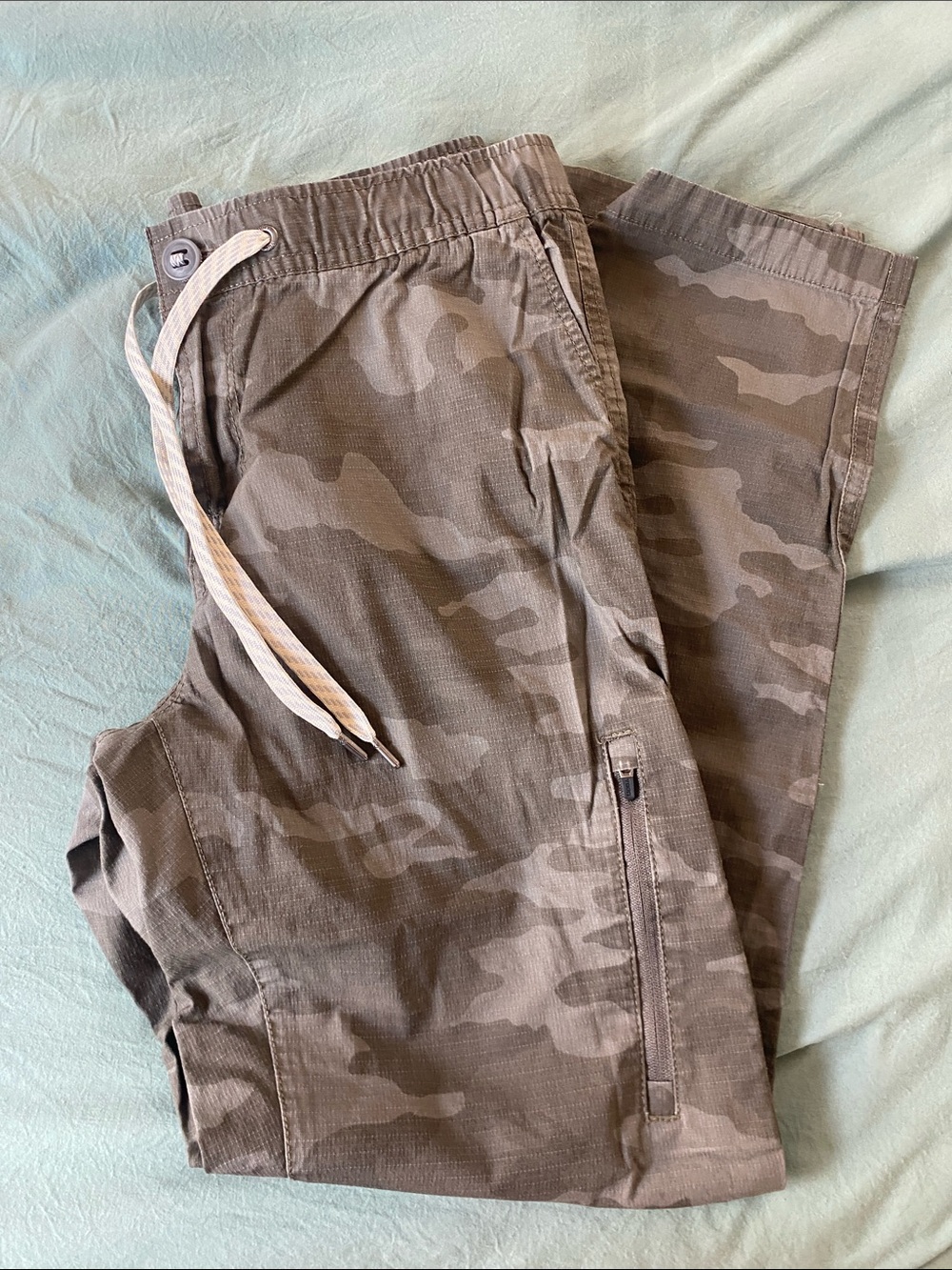 Vuori Women's Camo Ankle Pants in Olive Taupe
